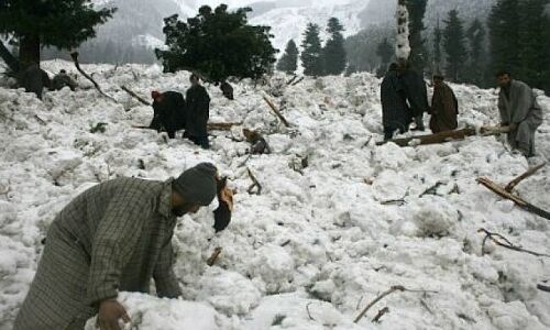 उत्तराखंड में हिमस्खलन में दबा पोर्टर, आंधी से एक की मौत उत्तराखंड में हिमस्खलन में दबा पोर्टर, आंधी से एक की मौत