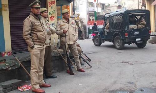 तिरंगा यात्रा में मौत, साजिश की आशंका, कासगंज हिंसा की 14 PHOTOS तिरंगा यात्रा में मौत, साजिश की आशंका, कासगंज हिंसा की 14 PHOTOS