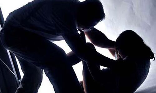 नाबालिग भतीजी को अकेला देख डोली चाचा की नीयत, किया ऐसा हश्र कि कांप जाएगी रूह नाबालिग भतीजी को अकेला देख डोली चाचा की नीयत, किया ऐसा हश्र कि कांप जाएगी रूह