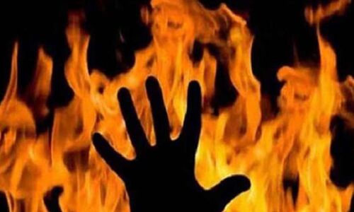 पश्चिम बंगाल: राज्य सचिवालय पहुंचा युवक और लगा ली खुद को आग, 95 प्रतिशत झुलसा पश्चिम बंगाल: राज्य सचिवालय पहुंचा युवक और लगा ली खुद को आग, 95 प्रतिशत झुलसा