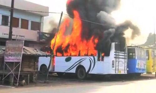 तिरंगा यात्रा में मौत, साजिश की आशंका, कासगंज हिंसा की 14 PHOTOS तिरंगा यात्रा में मौत, साजिश की आशंका, कासगंज हिंसा की 14 PHOTOS