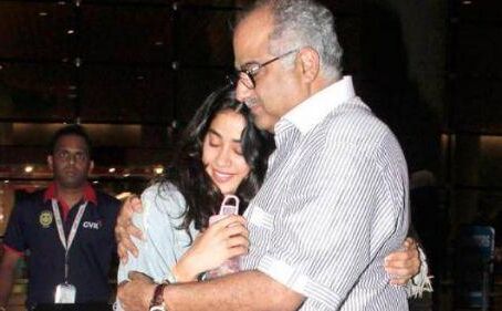 बेटी जाह्नवी को धड़क में देख, पापा बोनी की आंखें हुई नम, कही ये बात बेटी जाह्नवी को धड़क में देख, पापा बोनी की आंखें हुई नम, कही ये बात