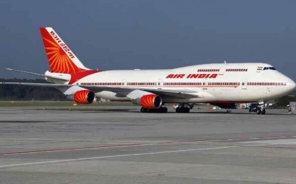 हवाई जहाज का दरवाजा बंद करते वक्त गिरी एयर होस्टेस, टूटी टांग हवाई जहाज का दरवाजा बंद करते वक्त गिरी एयर होस्टेस, टूटी टांग
