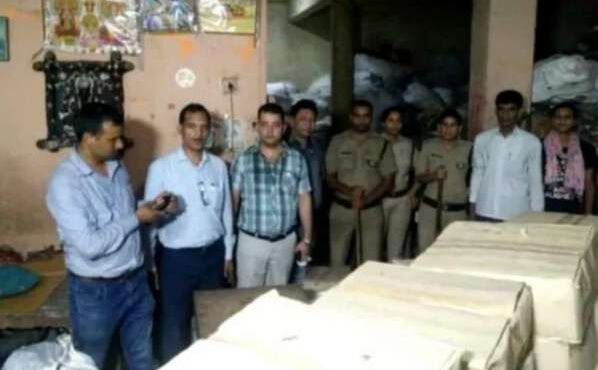 भाजपा नेता के गोदाम में छापा, टैंक में 550 लीटर बदबूदार दूध, खाद्यान्न का अवैध भंडार देख उड़ गए होश भाजपा नेता के गोदाम में छापा, टैंक में 550 लीटर बदबूदार दूध, खाद्यान्न का अवैध भंडार देख उड़ गए होश