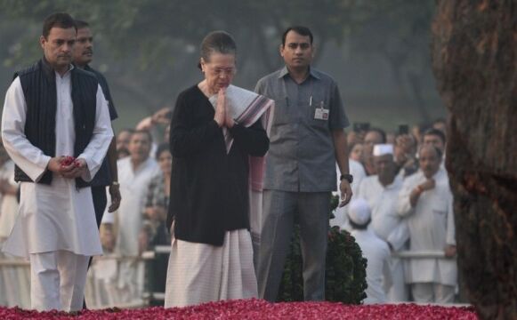 इंदिरा गांधी की पुण्यतिथि आज: राहुल, सोनिया और मनमोहन सिंह ने दी श्रद्धांजलि इंदिरा गांधी की पुण्यतिथि आज: राहुल, सोनिया और मनमोहन सिंह ने दी श्रद्धांजलि