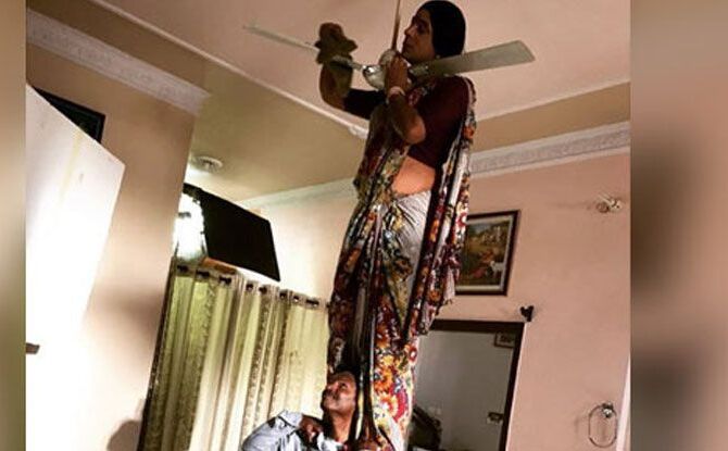 रिंकू भाभी ने कुछ ऐसे पंखा साफ करते हुए कहा- इनसे होता ही नहीं है... रिंकू भाभी ने कुछ ऐसे पंखा साफ करते हुए कहा- इनसे होता ही नहीं है...