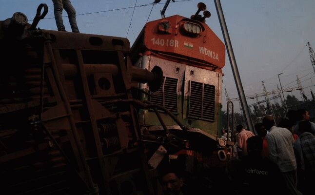 न्यू फरक्का एक्सप्रेस हादसा : हादसे की जगह पर कचरे की तरह बिखरे दिखे डिब्बों के पुर्जे न्यू फरक्का एक्सप्रेस हादसा : हादसे की जगह पर कचरे की तरह बिखरे दिखे डिब्बों के पुर्जे