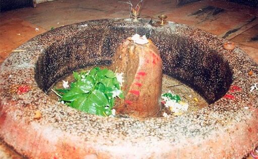 नशे में खंडित किया शिवलिंग, हंगामे के बाद ग्रामीणों ने की बाजार बंद करवाने की कोशिश नशे में खंडित किया शिवलिंग, हंगामे के बाद ग्रामीणों ने की बाजार बंद करवाने की कोशिश