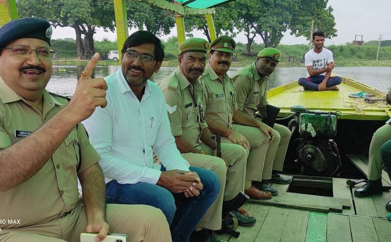 नाद व गोमती का कहर जारी, एसपी रूरल ने नाव से दौरा कर लोगों को एहतियात बरतने को कहा नाद व गोमती का कहर जारी, एसपी रूरल ने नाव से दौरा कर लोगों को एहतियात बरतने को कहा