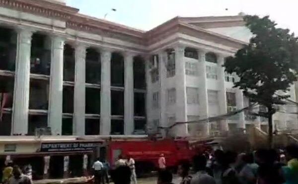 कोलकाता में मेडिकल कॉलेज अस्पताल में लगी आग, मरीज बाहर निकाले गये कोलकाता में मेडिकल कॉलेज अस्पताल में लगी आग, मरीज बाहर निकाले गये