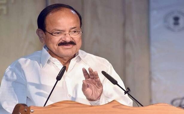 हिंदी दिवस के अवसर पर उपराष्ट्रपति नायडू ने देशवासियों को दिया ये संदेश हिंदी दिवस के अवसर पर उपराष्ट्रपति नायडू ने देशवासियों को दिया ये संदेश
