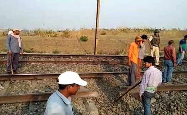 मुजफ्फरपुर-हाजीपुर रेलवे ट्रैक पर माओवादियों ने किया विस्फोट, तीन घंटे बाधित रहा रेल यातायात मुजफ्फरपुर-हाजीपुर रेलवे ट्रैक पर माओवादियों ने किया विस्फोट, तीन घंटे बाधित रहा रेल यातायात
