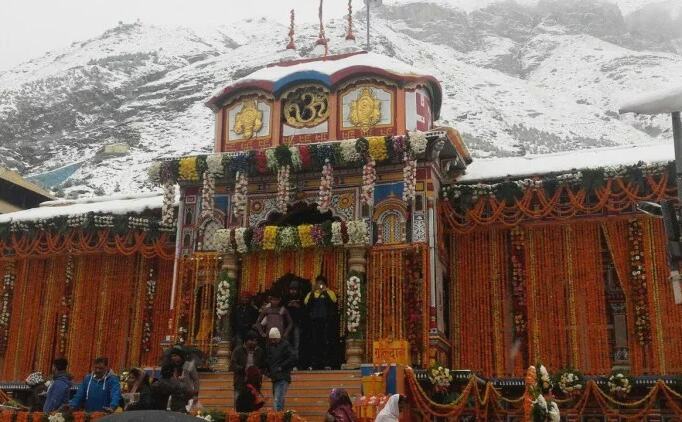 बद्रीनाथ यात्रा पर बरसी खतरों की बारिश, तत्काल रोकी गई यात्रा बद्रीनाथ यात्रा पर बरसी खतरों की बारिश, तत्काल रोकी गई यात्रा