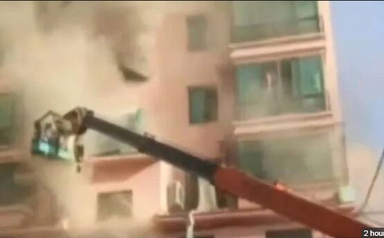चीन में 19 साल के क्रेन ऑपरेटर ने जलती बिल्डिंग से बचाई 14 लोगों की जिंदगी चीन में 19 साल के क्रेन ऑपरेटर ने जलती बिल्डिंग से बचाई 14 लोगों की जिंदगी