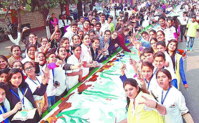 सबसे बड़ी पेंटिंग तैयार कर उत्तराखंड के कलाकारों ने बनाया गिनीज बुक ऑफ वर्ल्ड रिकॉर्ड सबसे बड़ी पेंटिंग तैयार कर उत्तराखंड के कलाकारों ने बनाया गिनीज बुक ऑफ वर्ल्ड रिकॉर्ड