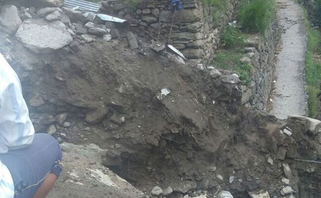 उत्तराखंड के चमोली में फटा बादल, आकाशीय बिजली गिरने से एक की मौत उत्तराखंड के चमोली में फटा बादल, आकाशीय बिजली गिरने से एक की मौत