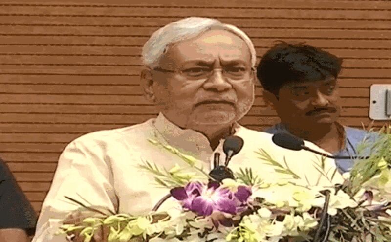 चप्पल उछाले जाने पर CM नीतीश बोले, लोग प्रचार के लिए करते हैं उटपटांग काम चप्पल उछाले जाने पर CM नीतीश बोले, लोग प्रचार के लिए करते हैं उटपटांग काम