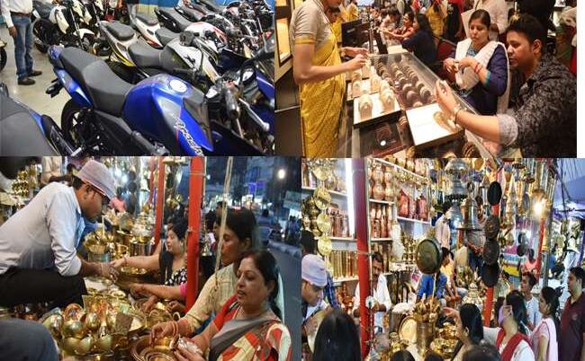 पटना में छूट की लूट पर ग्राहक हुए फिदा, बिहार में धनतेरस पर खूब बिका बाजार पटना में छूट की लूट पर ग्राहक हुए फिदा, बिहार में धनतेरस पर खूब बिका बाजार