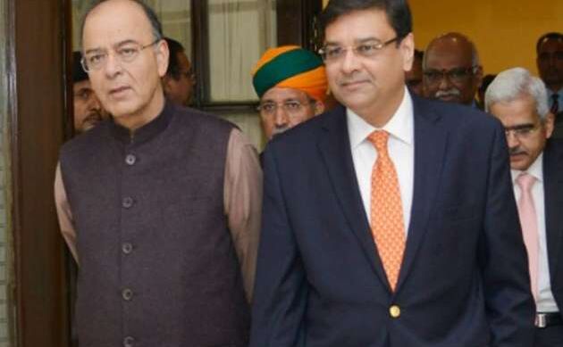 आरबीआई में तनातनी की खबर के बीच आज जेटली से मिलेंगे उर्जित पटेल आरबीआई में तनातनी की खबर के बीच आज जेटली से मिलेंगे उर्जित पटेल
