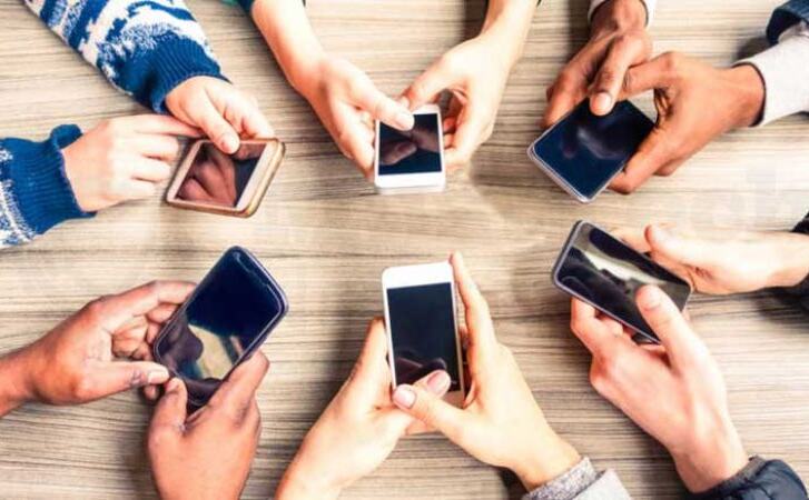 बड़ा खुलासा, भारतीय अपने मोबाइल में रखते हैं इतना वजन, बड़ा खुलासा, भारतीय अपने मोबाइल में रखते हैं इतना वजन,