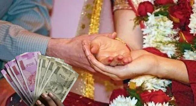 मंगनी के आठ महीने बाद युवक ने तोड़ दी शादी, दूसरी जगह से मिल रहा था ज्यादा दहेज मंगनी के आठ महीने बाद युवक ने तोड़ दी शादी, दूसरी जगह से मिल रहा था ज्यादा दहेज
