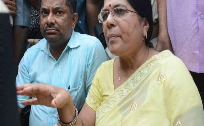 पूर्व मंत्री मंजू वर्मा के घर पुलिस ने चिपकाया इश्तेहार, कुर्की जब्ती की तैयारी शुरू पूर्व मंत्री मंजू वर्मा के घर पुलिस ने चिपकाया इश्तेहार, कुर्की जब्ती की तैयारी शुरू