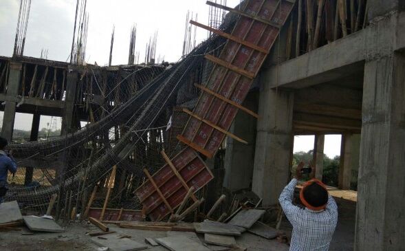 नोएडा में बड़ा हादसा: निर्माणाधीन बिल्डिंग की गिरने से एक मजदूर की मौत कई घायल नोएडा में बड़ा हादसा: निर्माणाधीन बिल्डिंग की गिरने से एक मजदूर की मौत कई घायल