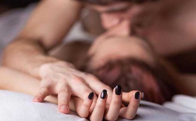 माँ के पास जाकर सो गया बेटा और बनाने लगा संबंध तभी... माँ के पास जाकर सो गया बेटा और बनाने लगा संबंध तभी...