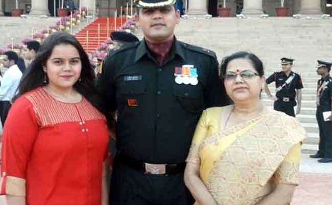 आतंकियों से मुठभेड़ में घायल बेटे की वीरता पर पिता को गर्व आतंकियों से मुठभेड़ में घायल बेटे की वीरता पर पिता को गर्व