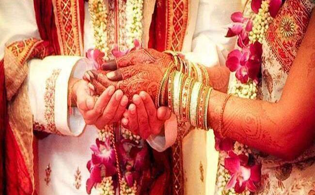 प्रेमिका के घर पहुंच प्रेमी बोला- अभी कराओ शादी वरना दोनों दे देंगे जान,