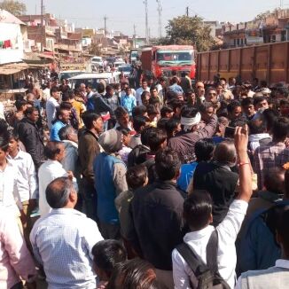 किसानों ने दमोह-सागर हाईवे पर लगाया जाम, उड़द खरीदी को लेकर हैं नाराज