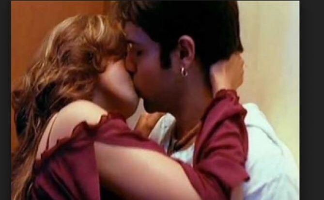 इस एक्टर को फिल्मों में किस करने में आता है मजा लेकिन घर जाकर पड़ती है बीवी की चप्पल