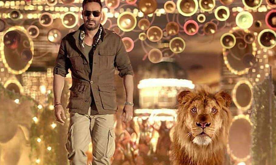 अजय देवगन ने असली शेर के साथ किया रैंपवॉक,