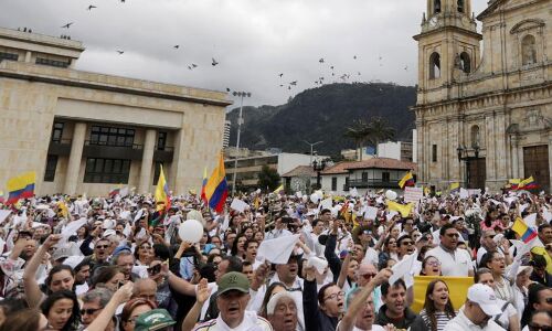 कोलंबिया: घातक कार बम विस्फोट के विरोध में हजारों लोगों ने निकाला मार्च