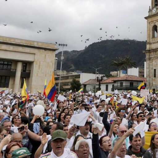 कोलंबिया: घातक कार बम विस्फोट के विरोध में हजारों लोगों ने निकाला मार्च