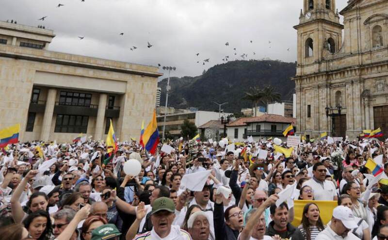 कोलंबिया: घातक कार बम विस्फोट के विरोध में हजारों लोगों ने निकाला मार्च