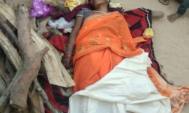 युवती को चिता पर जिंदा डाल ओढ़ाया कफन, आग लगाने के पहले हो गया ये चमत्‍कार