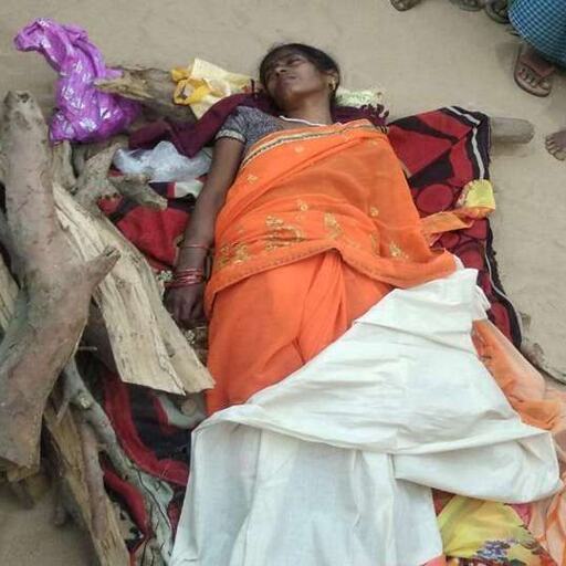 युवती को चिता पर जिंदा डाल ओढ़ाया कफन, आग लगाने के पहले हो गया ये चमत्‍कार