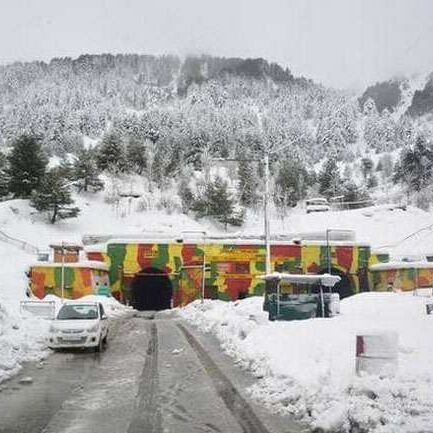 जवाहर सुरंग इलाके में हिमस्खलन, जम्मू-श्रीनगर राजमार्ग बंद