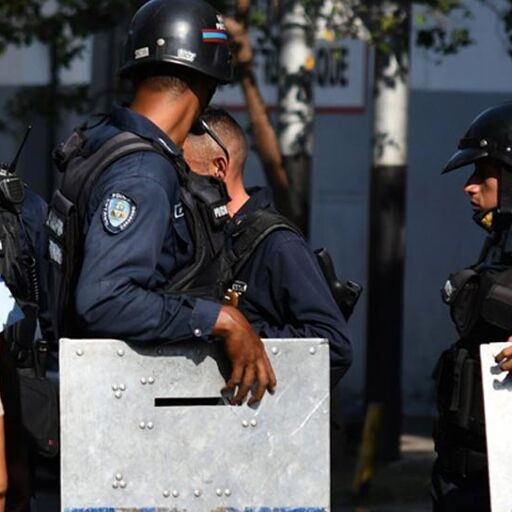 वेनेजुएलाः सुरक्षा बलों ने सैनिक विद्रोह को किया काबू, 27 विद्रोही गिरफ्तार