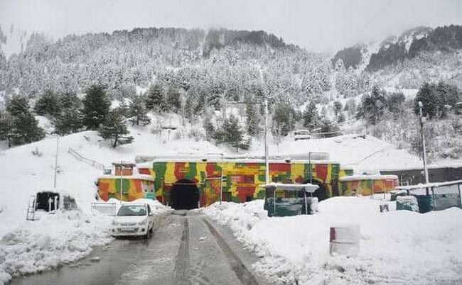 जवाहर सुरंग इलाके में हिमस्खलन, जम्मू-श्रीनगर राजमार्ग बंद