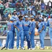 मार्केट में आया उल्टी जीन्स पहनने का फैशन