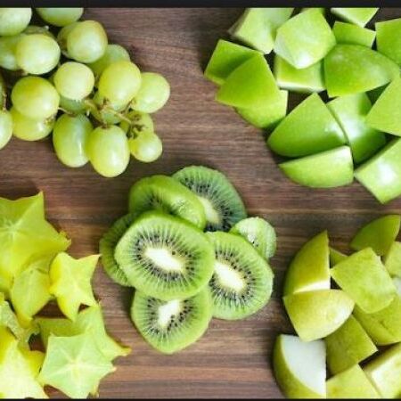 आज करें इन फलों का दान, नहीं होगी कभी धन की कमी