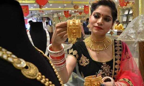 चांदी में भारी गिरावट के बीच सोने में बदलाव नहीं