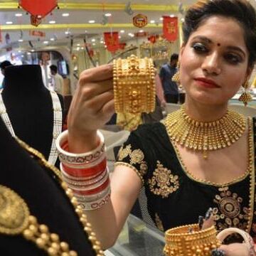 चांदी में भारी गिरावट के बीच सोने में बदलाव नहीं