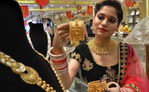 चांदी में भारी गिरावट के बीच सोने में बदलाव नहीं