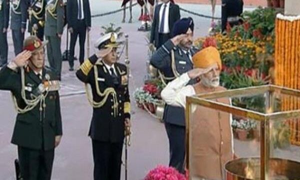 Republic day 2019 : अमर जवान ज्योति पर PM मोदी ने शहीदों को दी श्रद्धांजलि