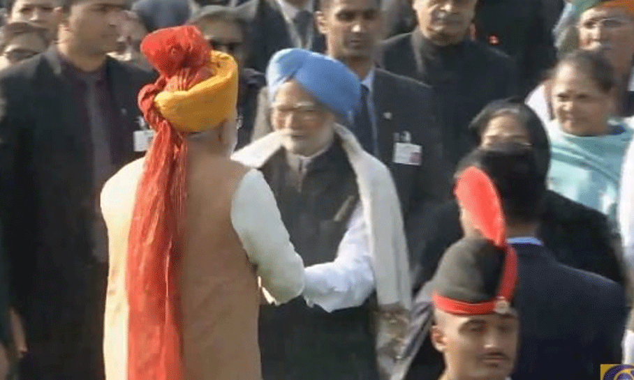 राजपथ पर प्रधानमंत्री मोदी ने की मनमोहन सिंह से मुलाकात, गर्मजोशी से मिलाया हाथ