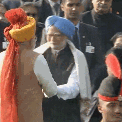 राजपथ पर प्रधानमंत्री मोदी ने की मनमोहन सिंह से मुलाकात, गर्मजोशी से मिलाया हाथ