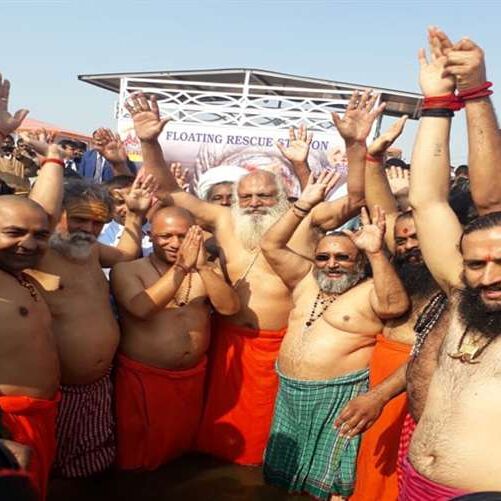 प्रयागराज कुंभ में योगी आदित्यनाथ ने कैबिनेट के सहयोगियों के साथ किया संगम पर स्नान